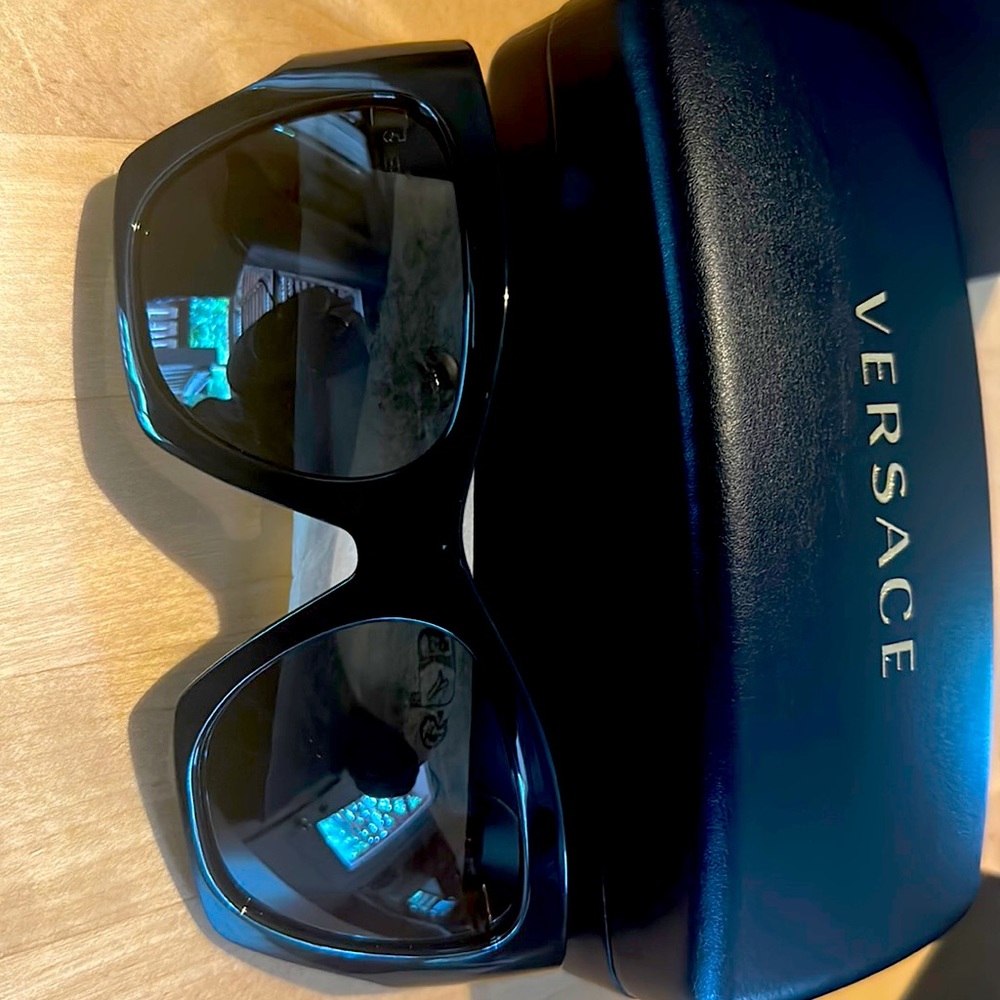 Brand new black Versace Medusa Runway squared sunglasses!